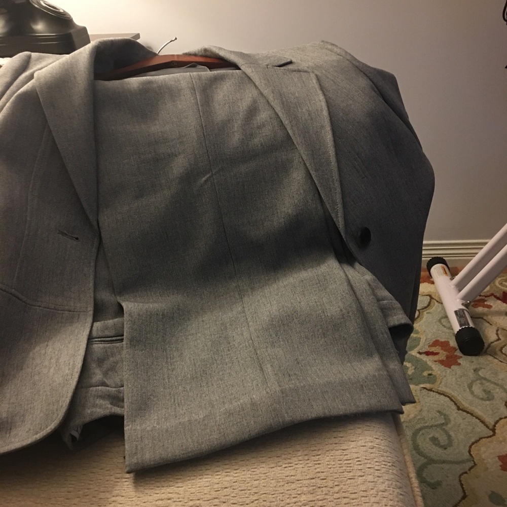 Two piece suit - Picture 4 of 6